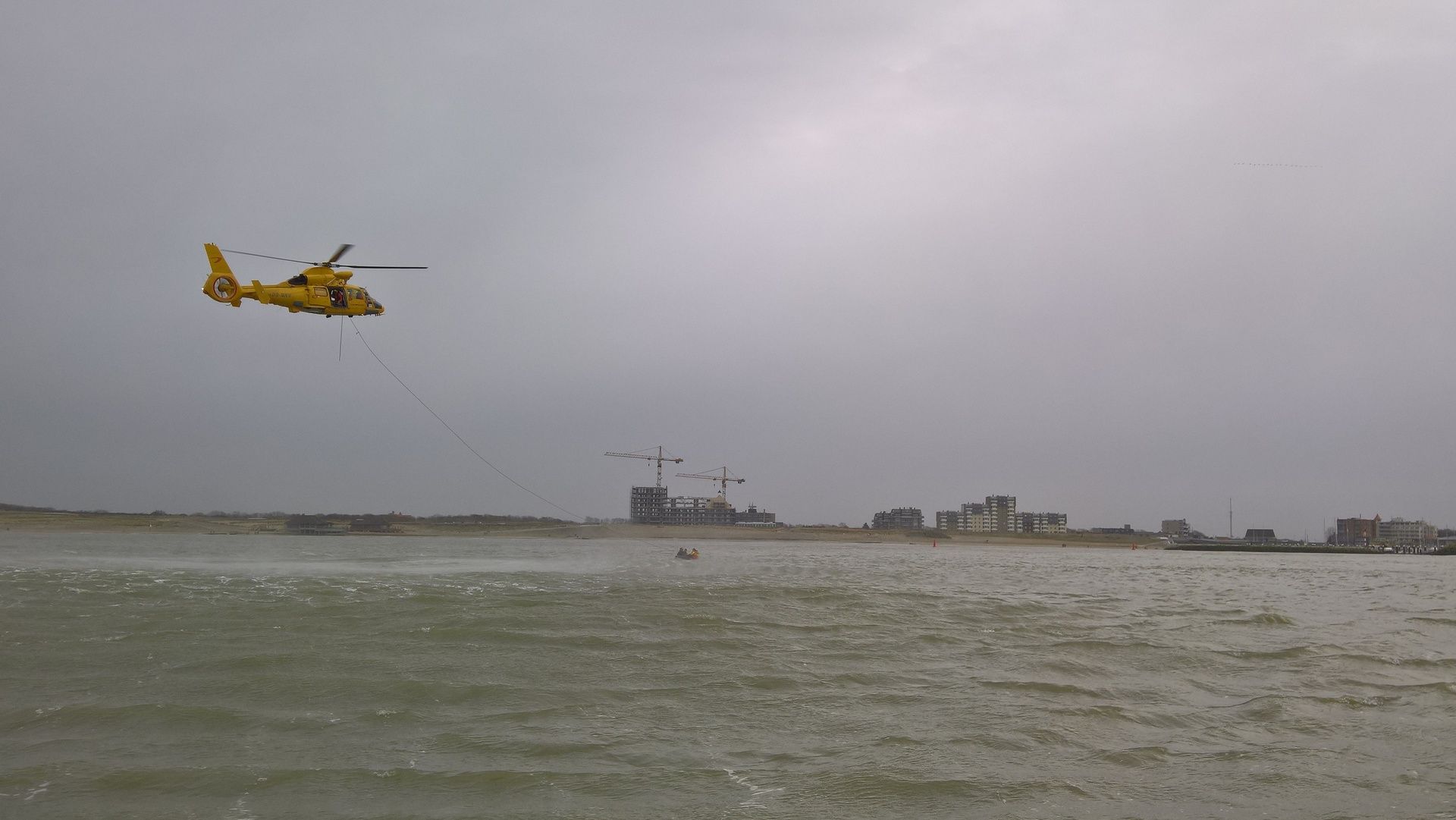 Helikopter oefening voor Strandhotel