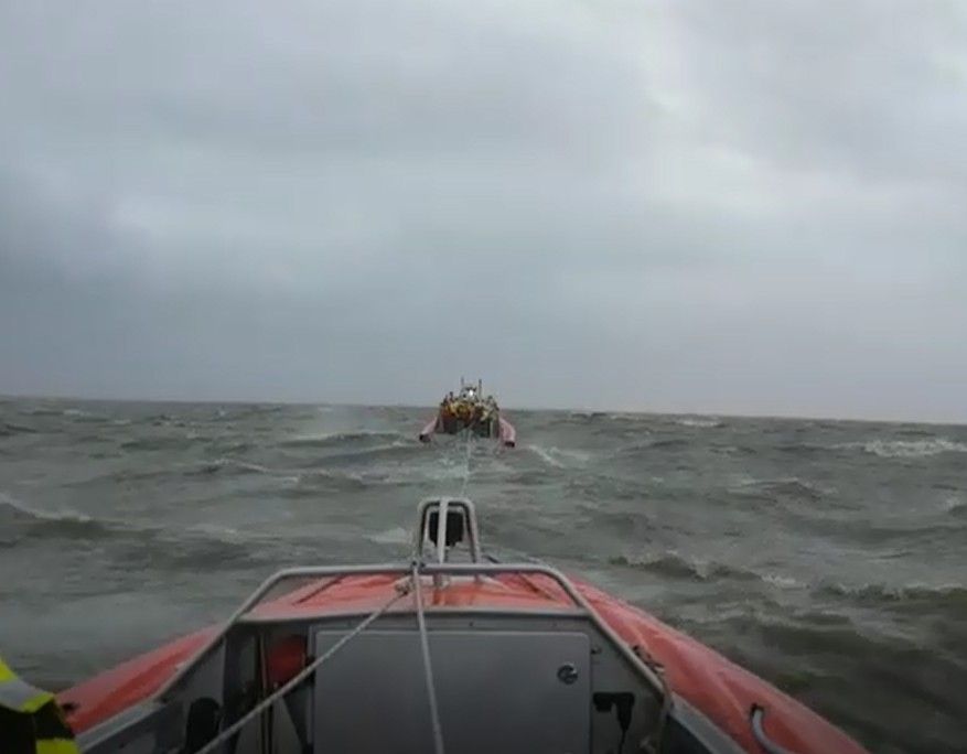 Reddingboot Bernardine op sleep achter reddingboot t Span ivm motorstoring