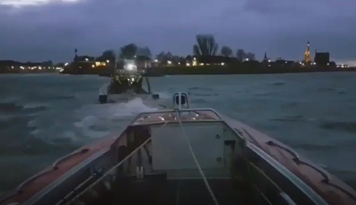 Aankomst van sleep voor de haven van Medemblik