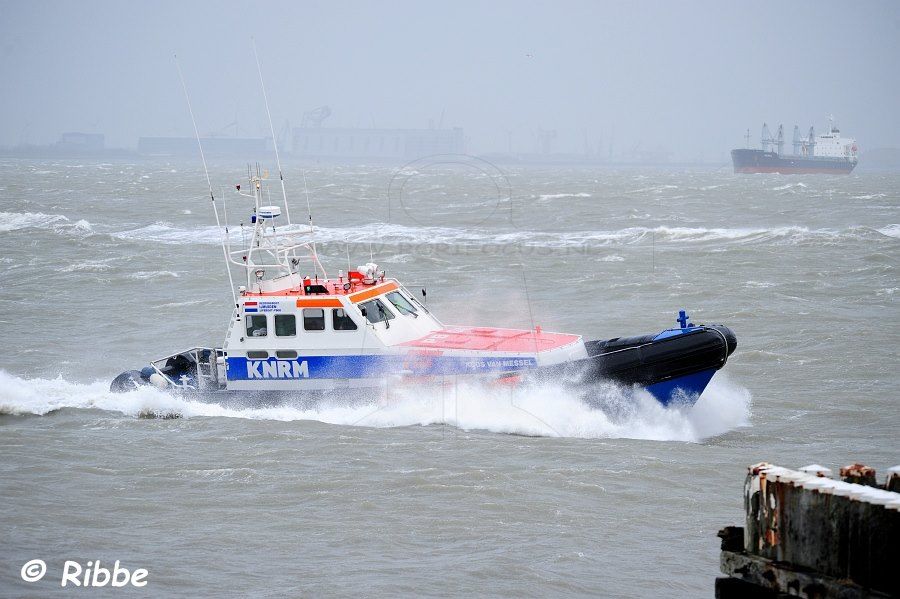 Reddingboot Koos van Messel loop haven binnen - Foto Ronald Ribbe