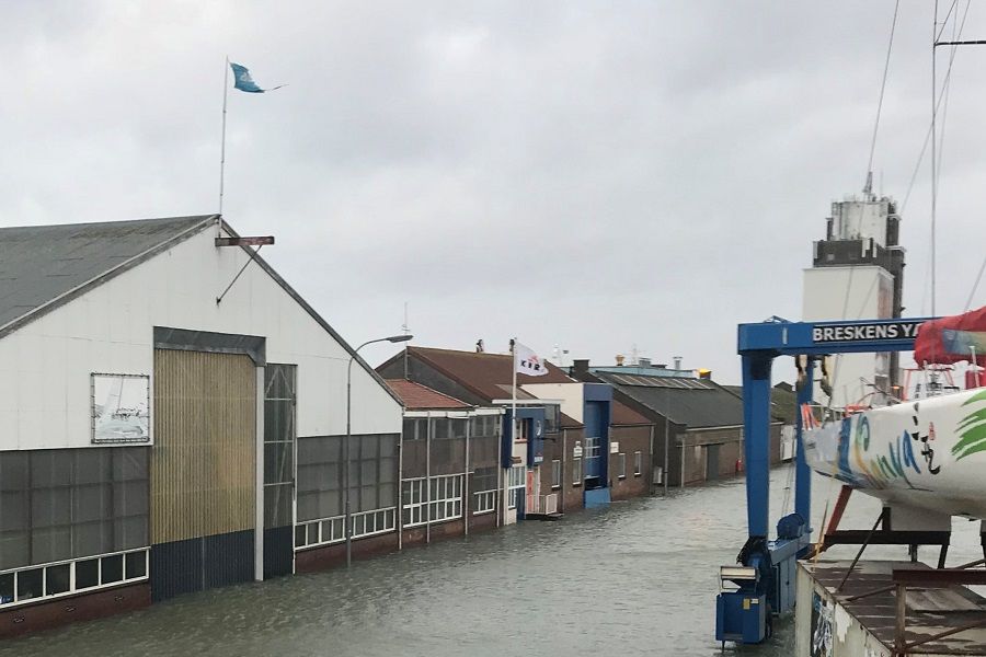 Bemanninsverblijf niet meer droog te bereiken. +/- 50 cm water tegen verblijf.