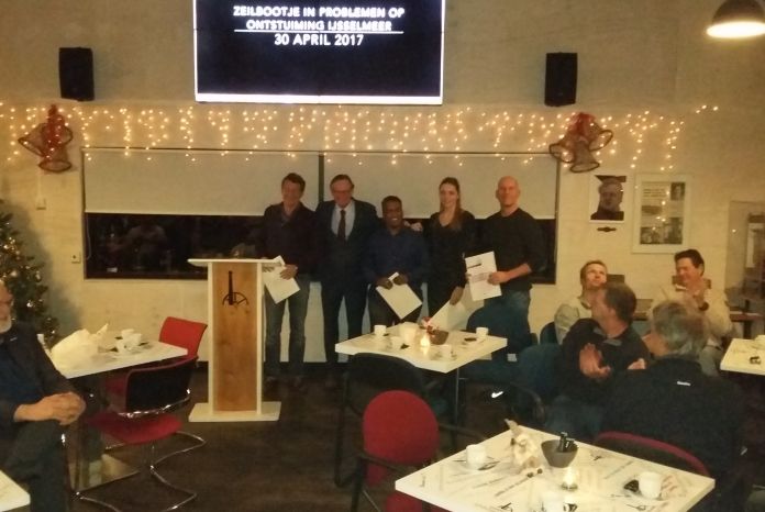 Uitreiking van EHBO diploma aan vier vrijwilligers van KNRM station Medemblik