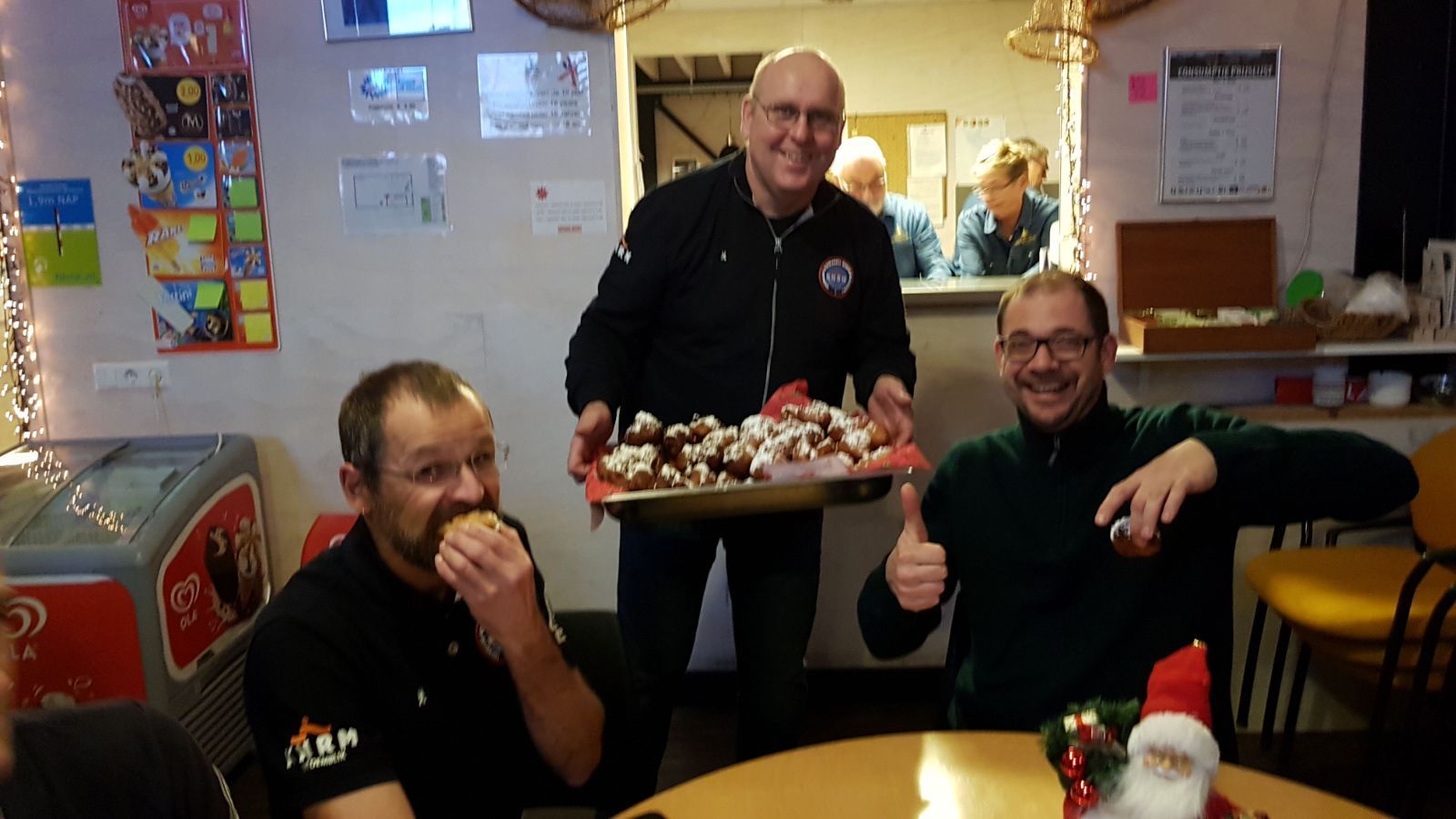 Oliebollen gebakken door de regiomonteur van de KNRM