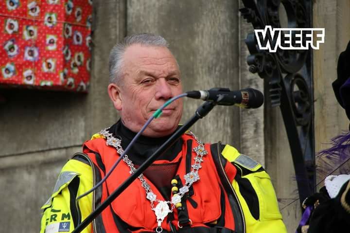 Burgemeester Jan Baas tijdens een intocht van sinterklaas. Foto Weeff/Henk Kroeb