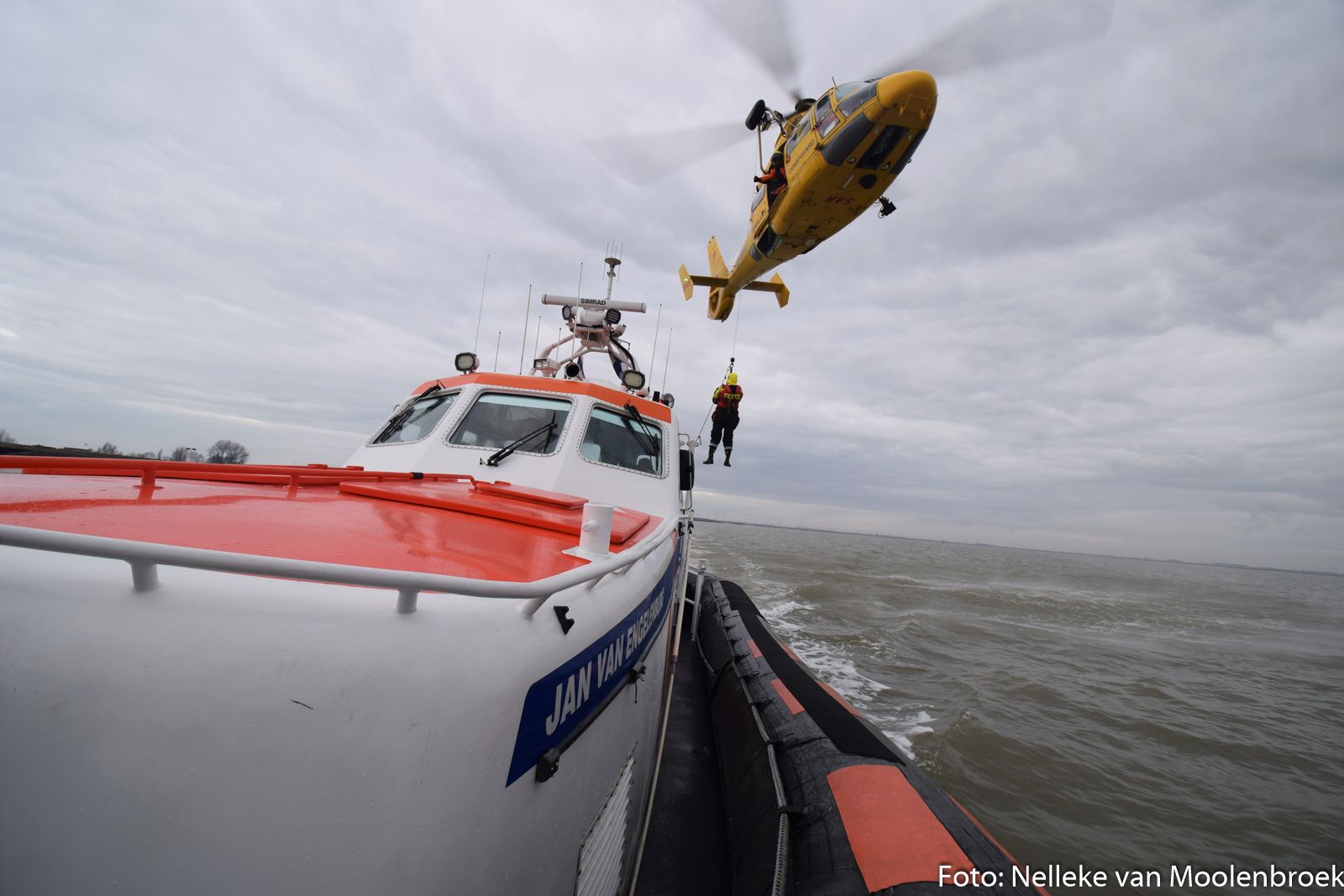 KNRM_322018_Hansweert_OefeningmetNHVheli_NellekevanMoolenbroek12