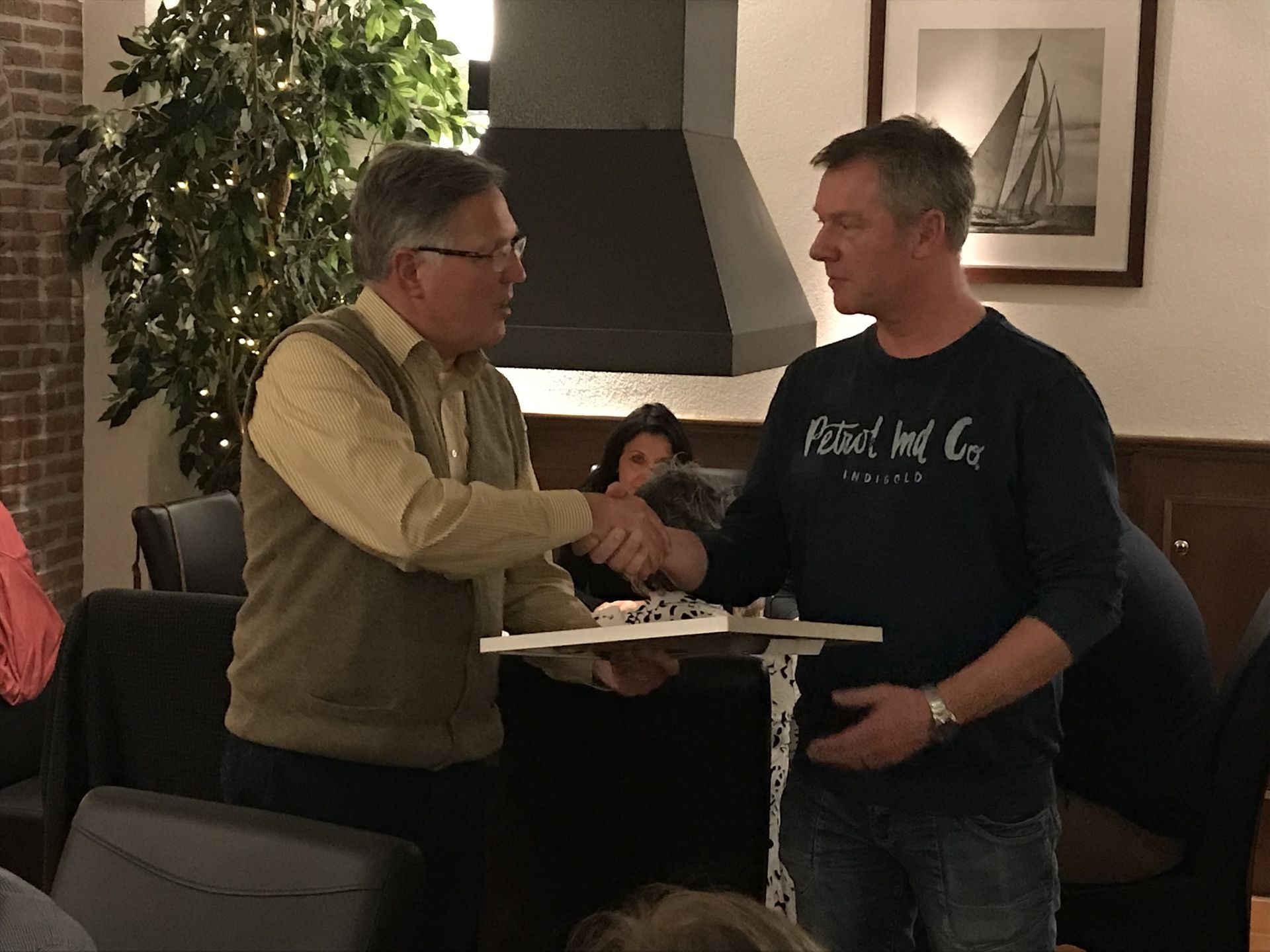 Dick neemt vrijwilligersmedaille in ontvangst
