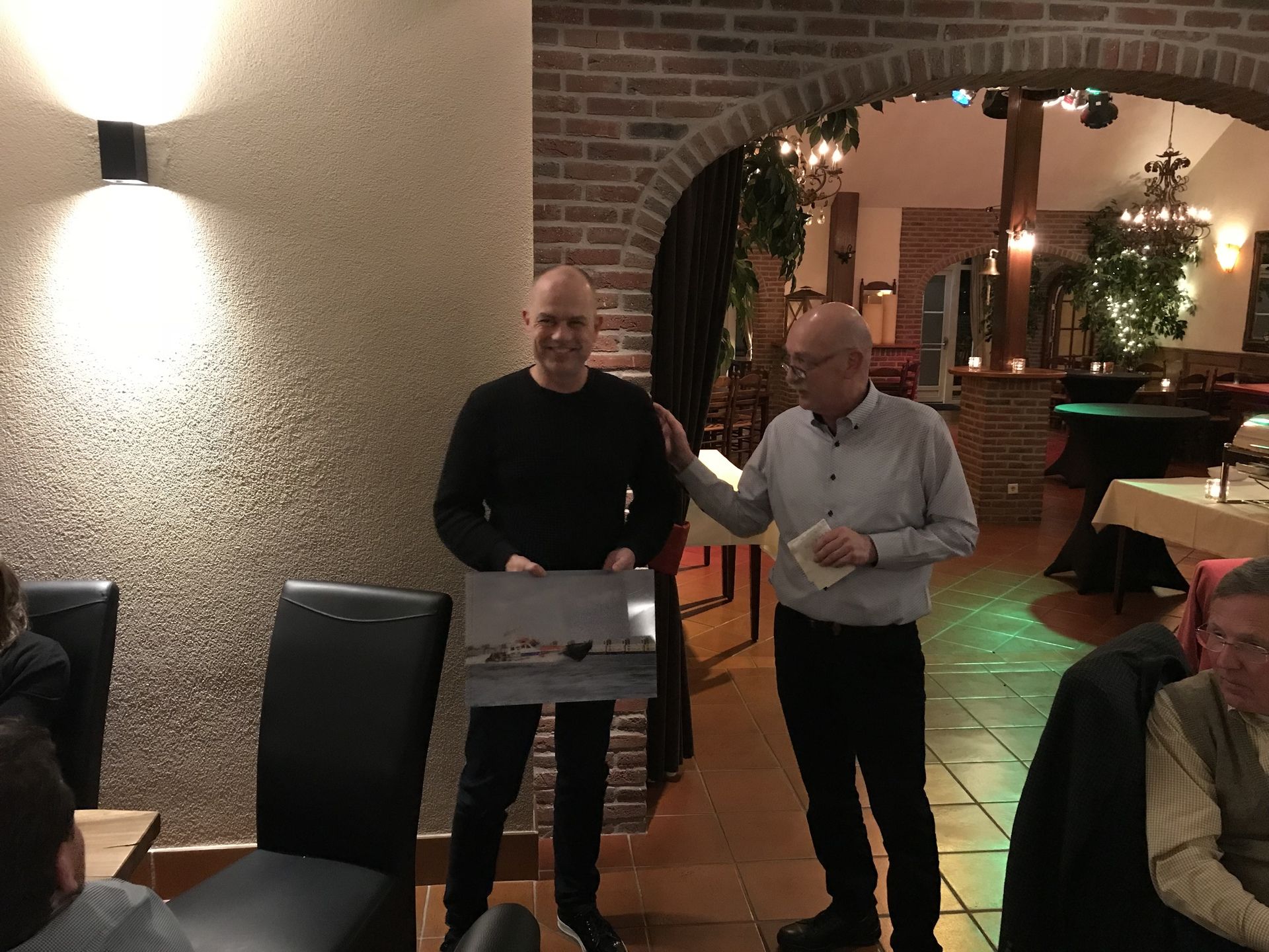 Rob krijgt een prachtige foto van de Koopmansdank als afscheidskado