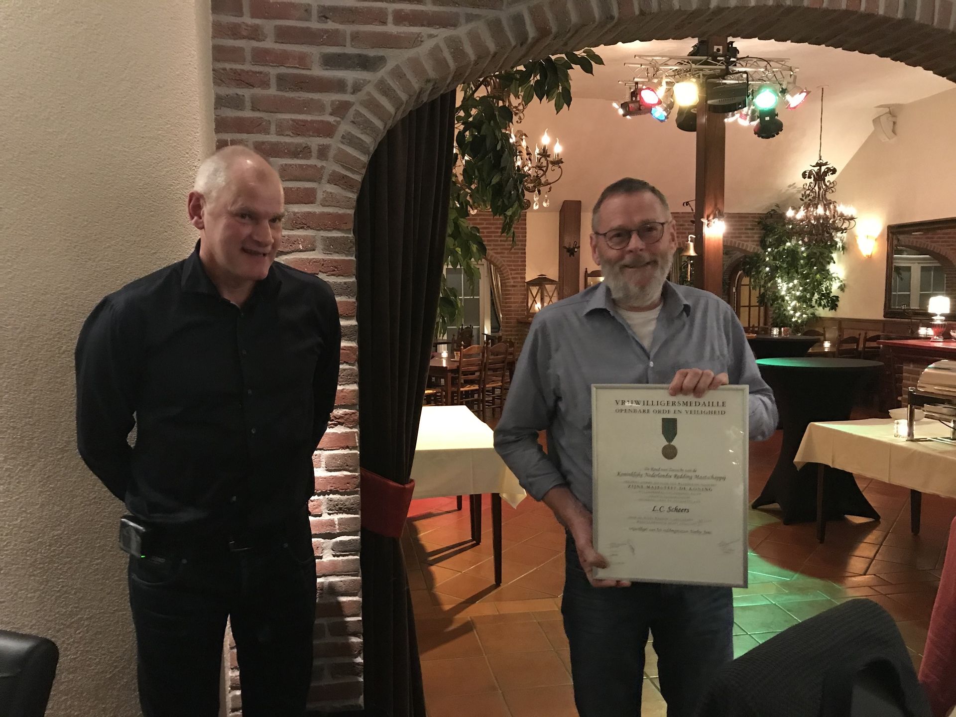 Luuk neemt vrijwilligersmedaille in ontvangst