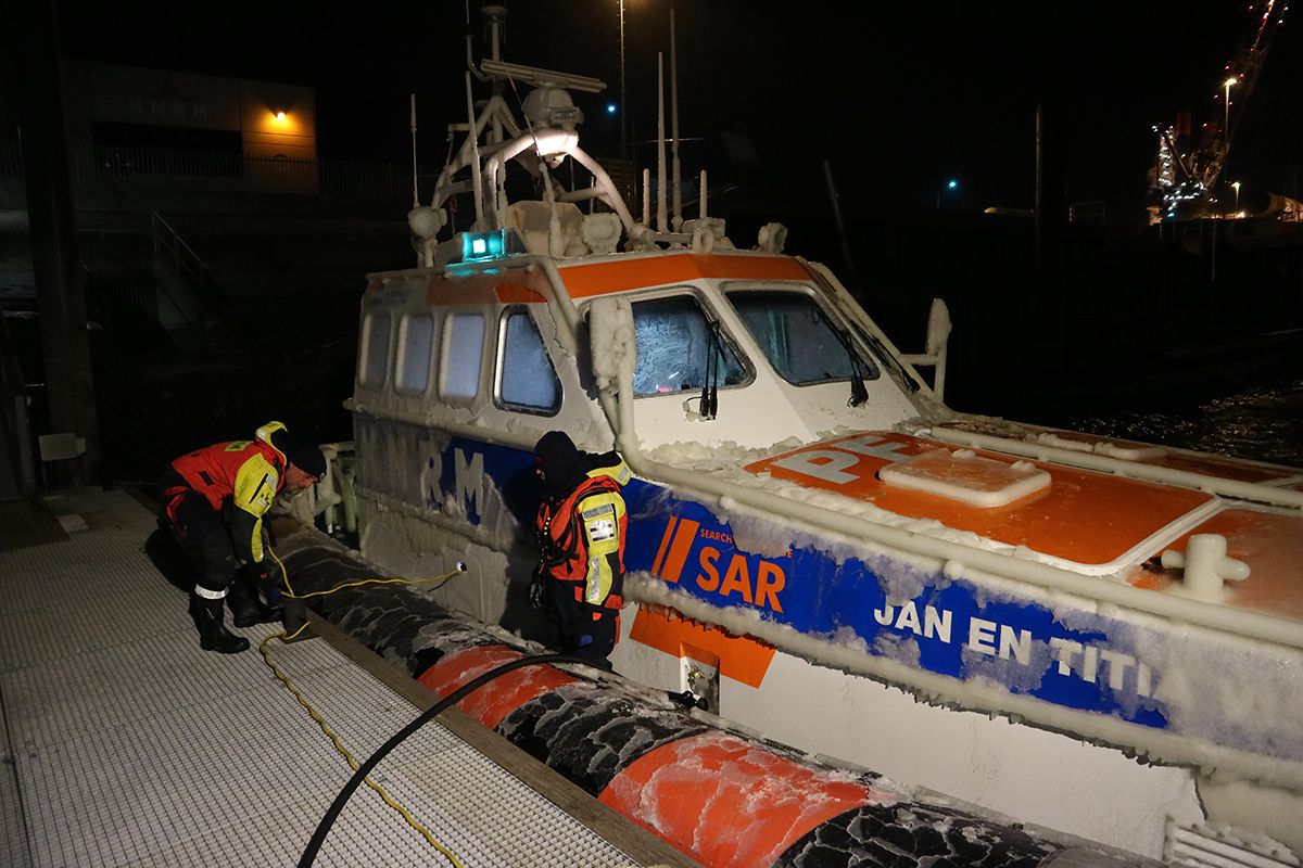 KNRM-Eemshaven-actie-vastgelopen-kotter-Westgat-Foto-Peter-van-der-Laan