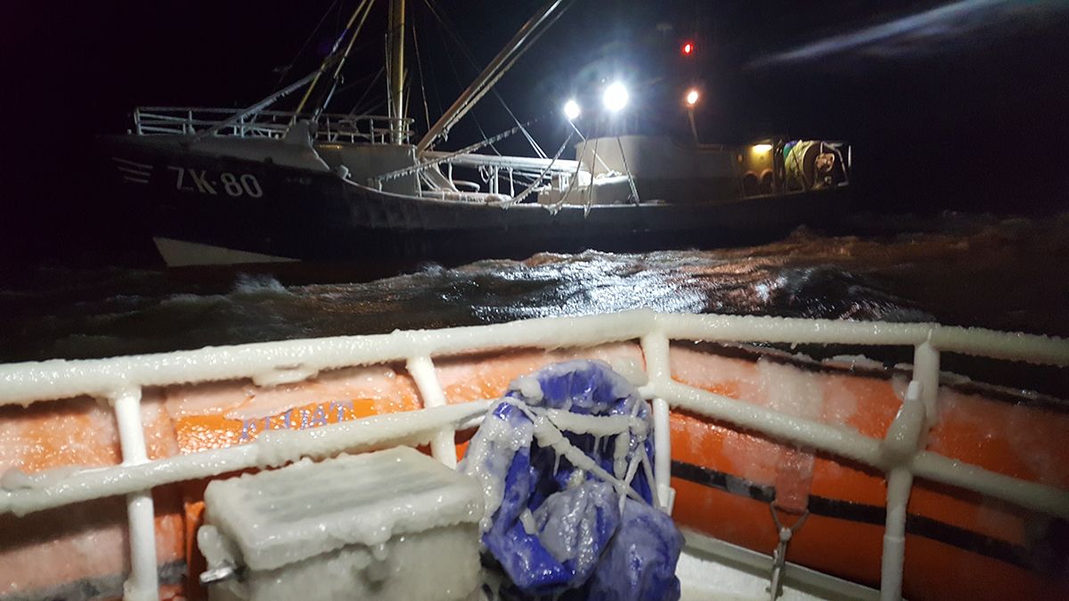 KNRM-terschelling-Paal-8-actie-vastgelopen-kotter-2