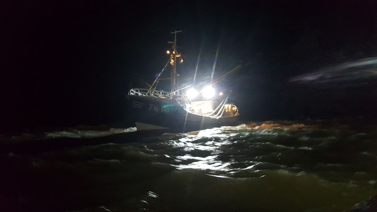 KNRM-terschelling-Paal-8-actie-vastgelopen-kotter