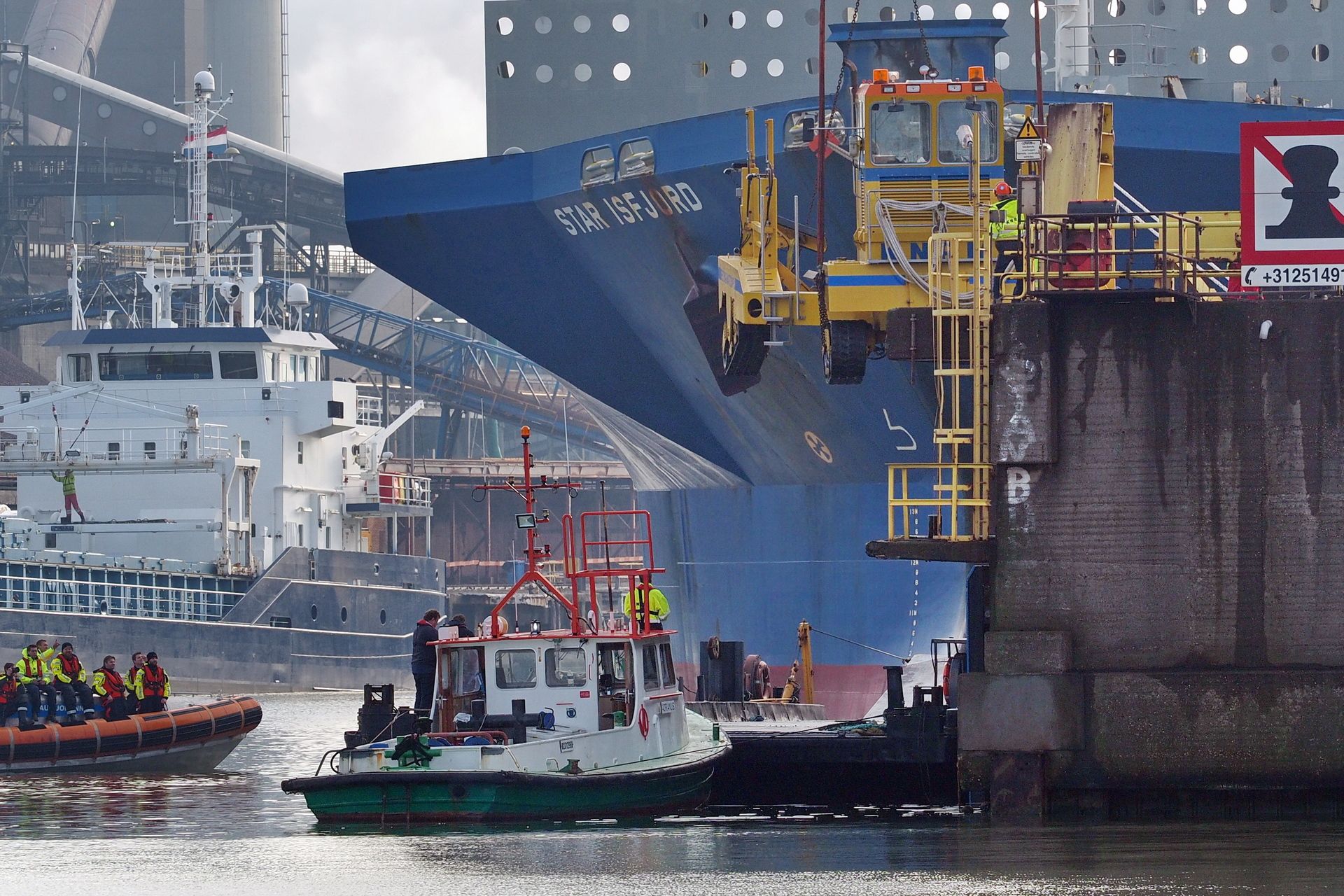Van het Tata Steel-terrein op het ponton, fotograaf Ko van Leeuwen.