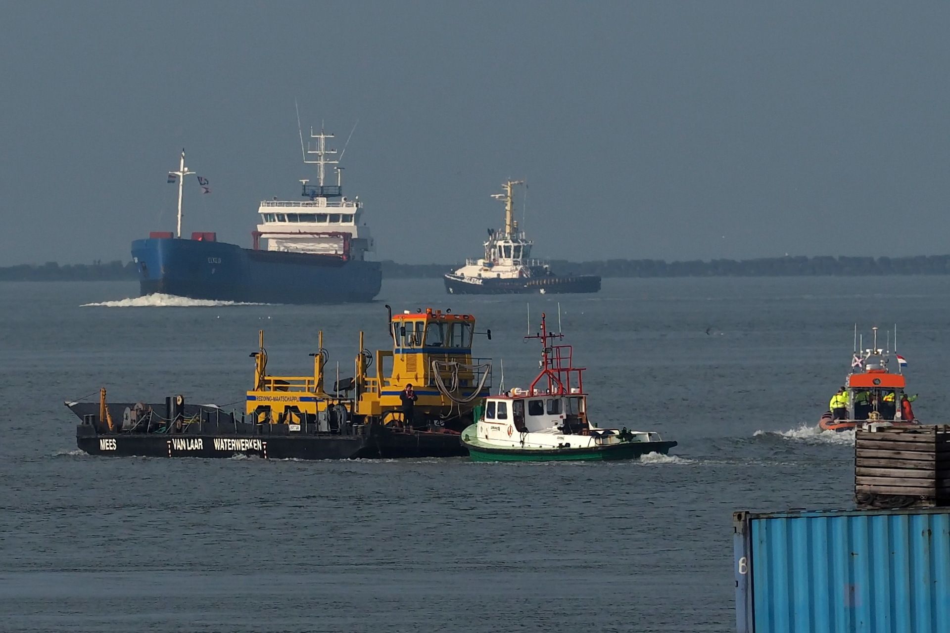 Op het ponton naar de zuidzijde van het Noordzeekanaal, fotograaf Ko van Leeuwen.