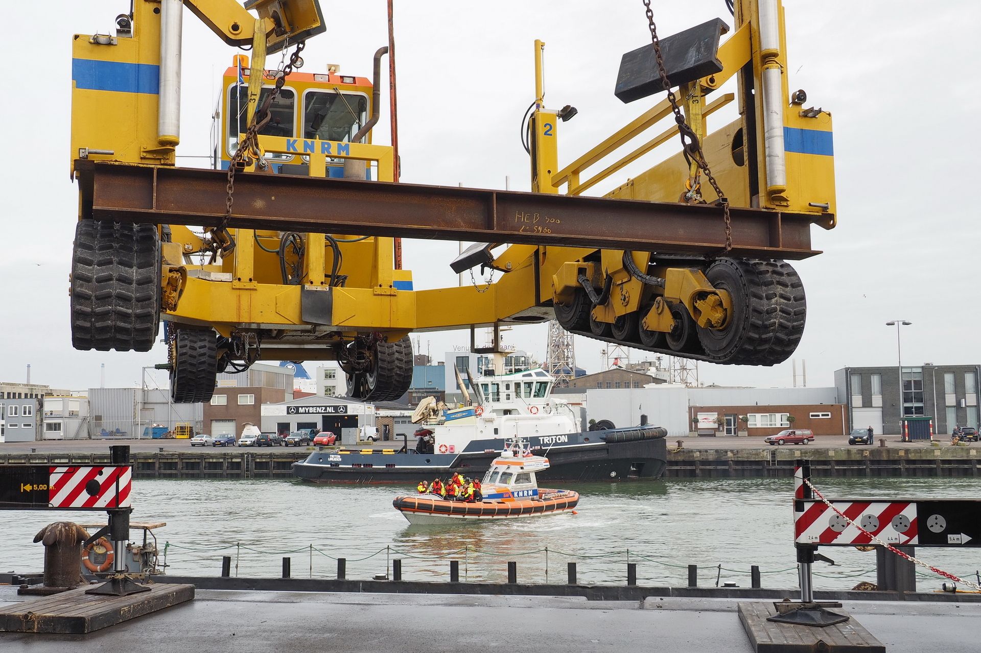 De reddingboot van Noordzijk aan Zee kijkt toe hoe wordt gehezen, fotograaf Ko van Leeuwen.