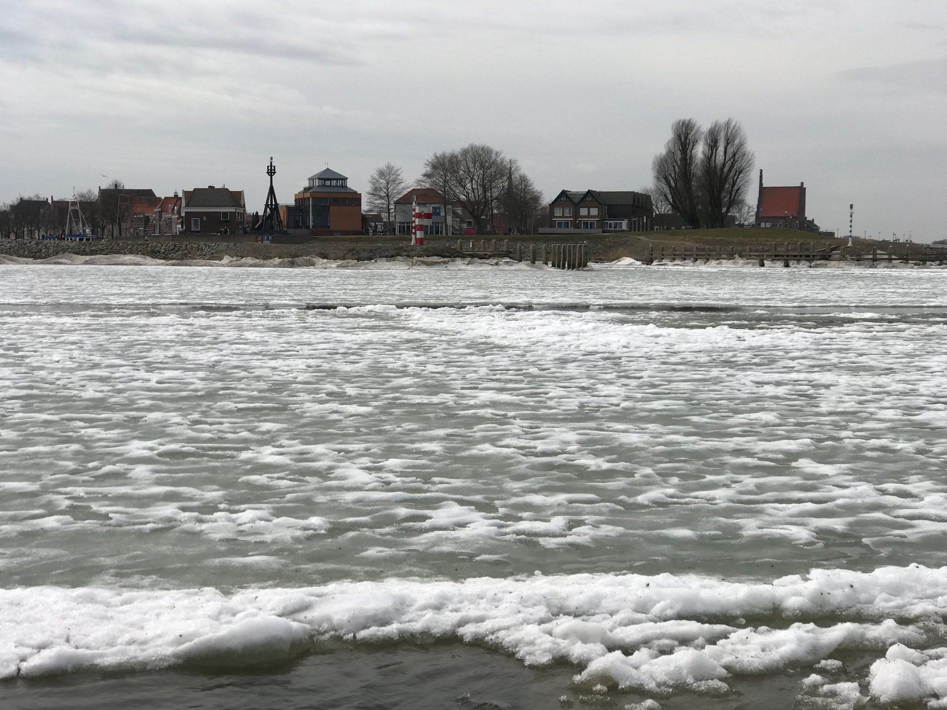 haven van Medemblik is nog niet te bereiken door de ijsgang