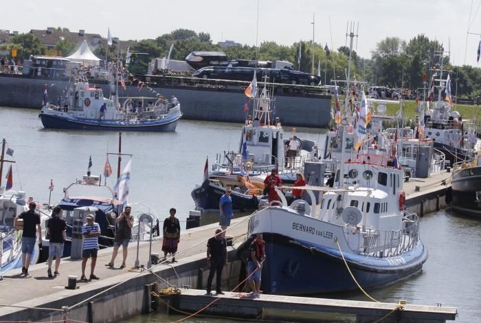 Oude reddingboten die uitvaren met gasten 