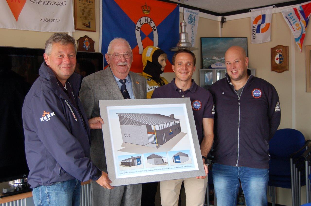 Dirk Dragt temidden van een afvaardiging van KNRM De Cocksdorp