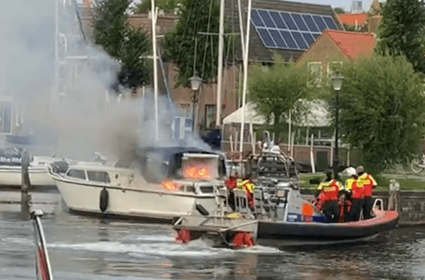 Barnd in de haven van Medemblik