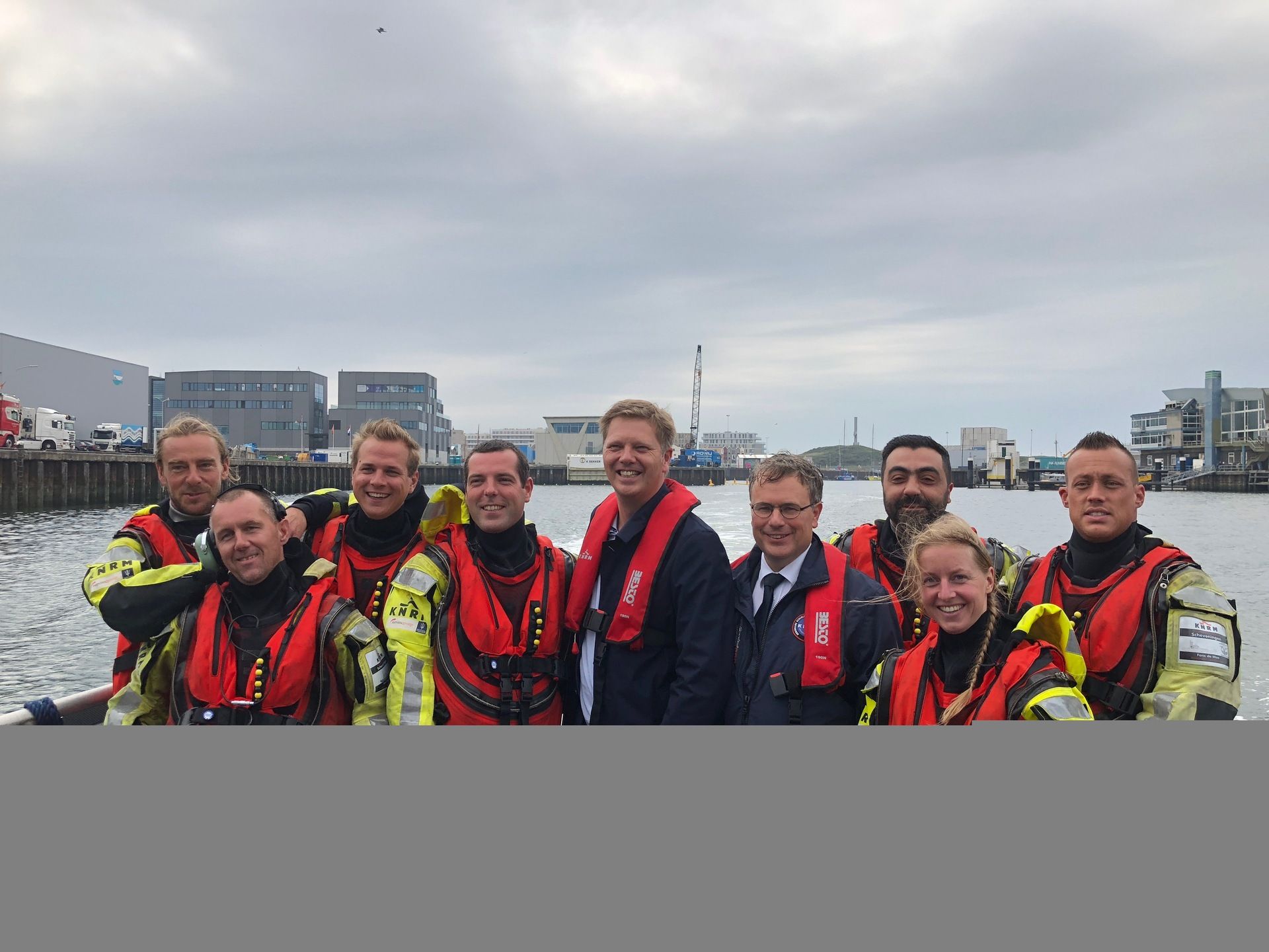 Mattjij Sienot van D66 op bezoek bij KNRM Scheveningen