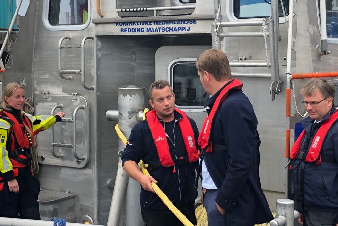 Schipper Hugo geeft Martijn Sienot uitleg aan boord