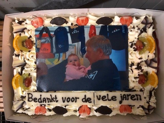Met zijn kleindochter afgebeeld in een taart.