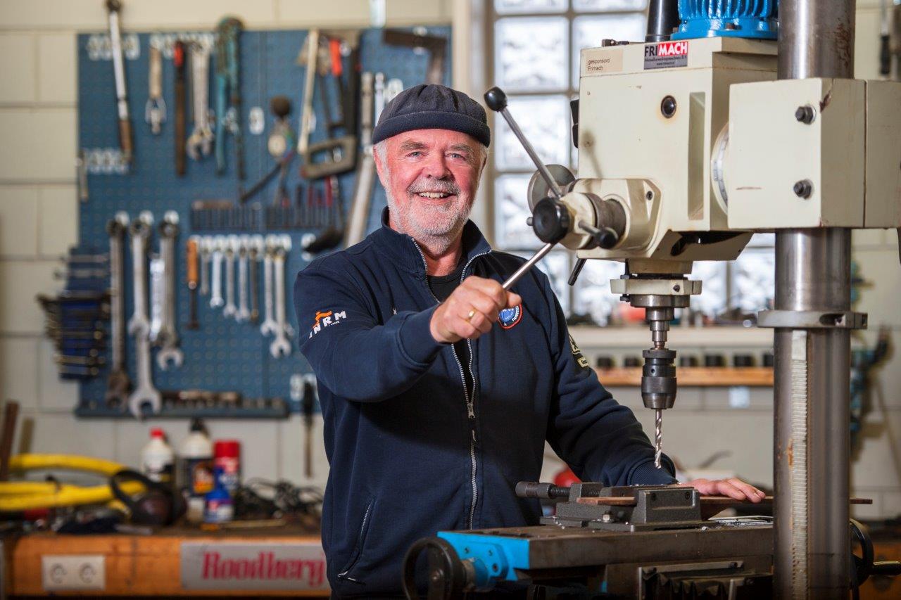 Johan Kooijman in werkplaats in boothuis Paal 8