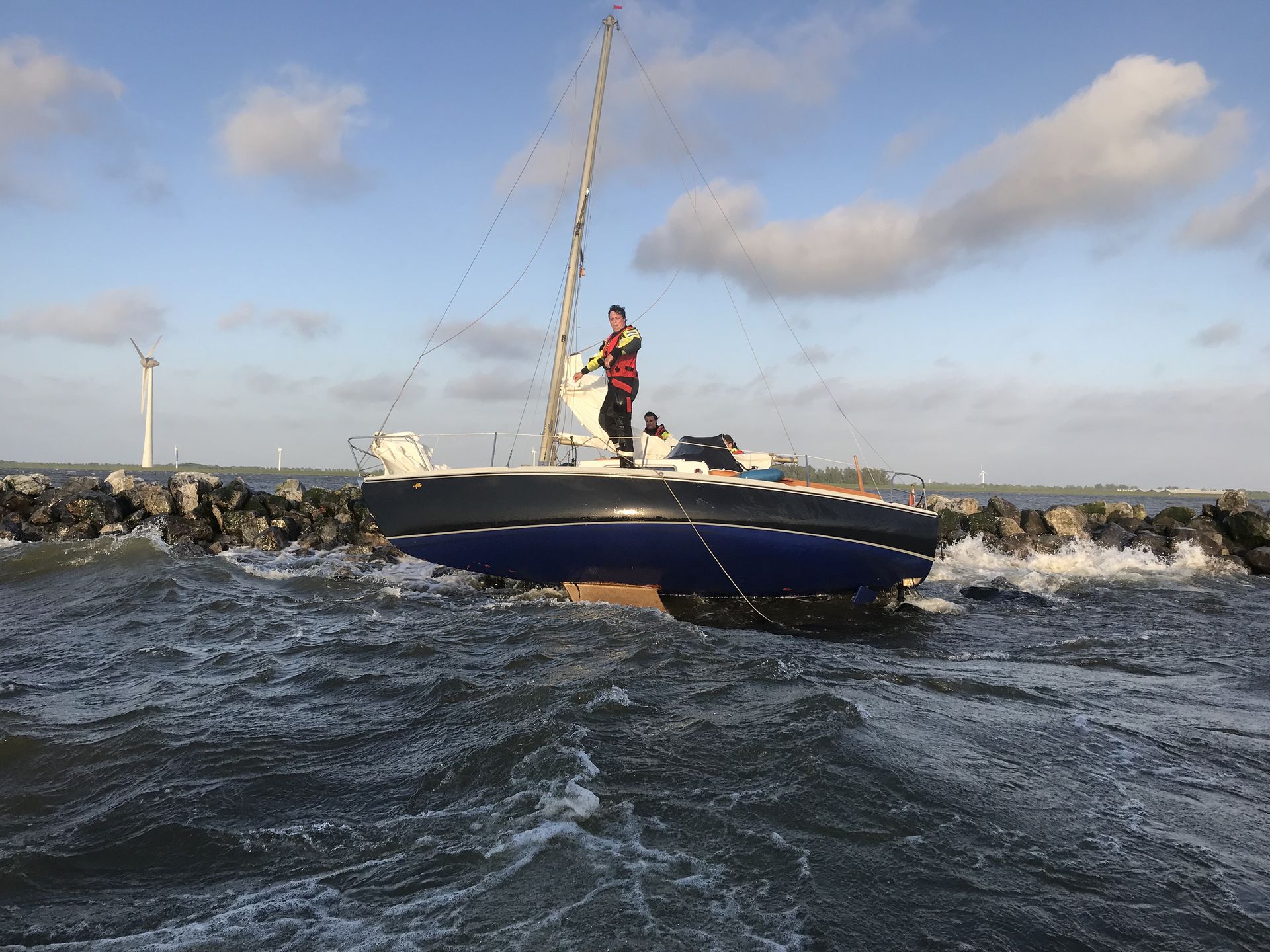 KNRM Lemmer helpt jacht op de keien (foto Bram Oostdijk)