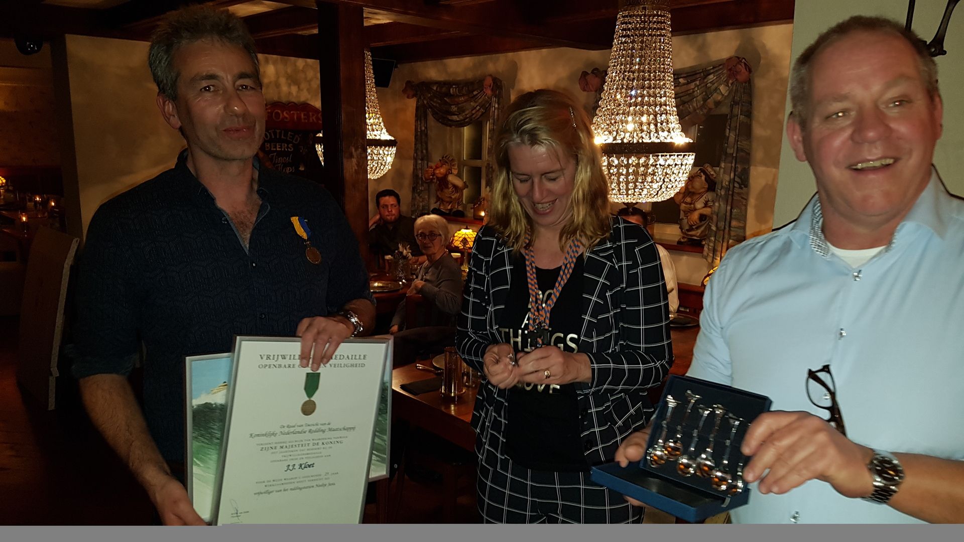 Jaap-Jan Kloet ontvangt zijn onderscheiding alsmede zijn lepeltjes  na 25 jaar bij de KNRM