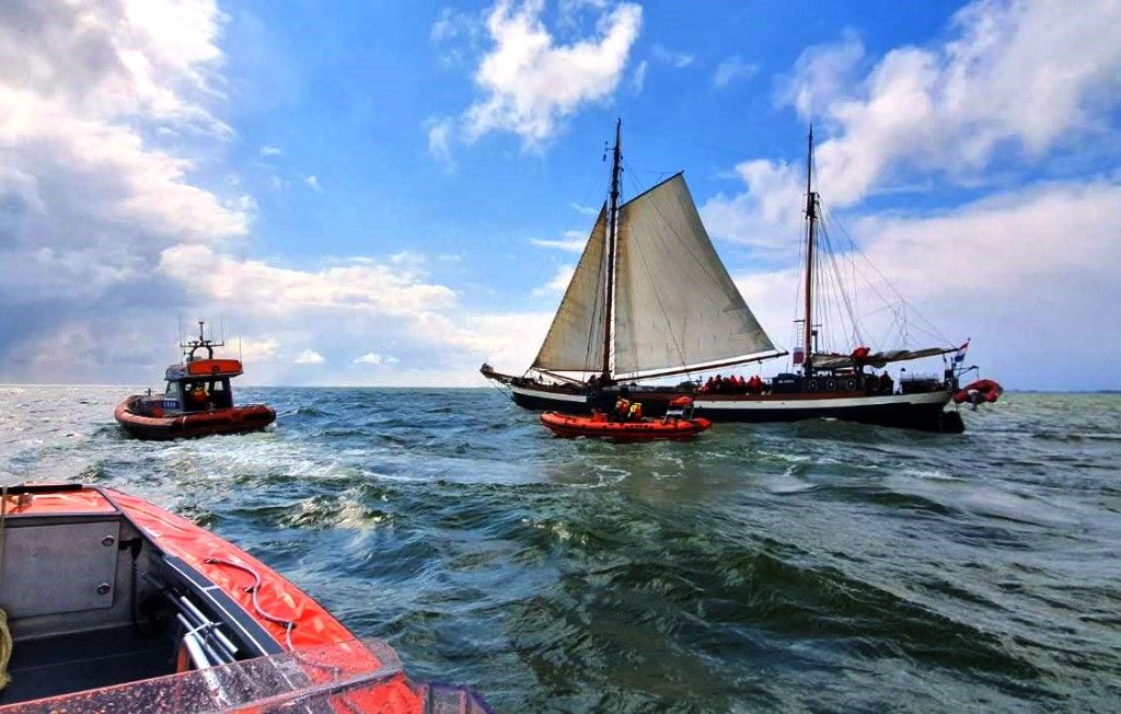 Charterschip maakt water met gehandicpte opvarenden, 13 april 2019. KNRM Enkhuizen