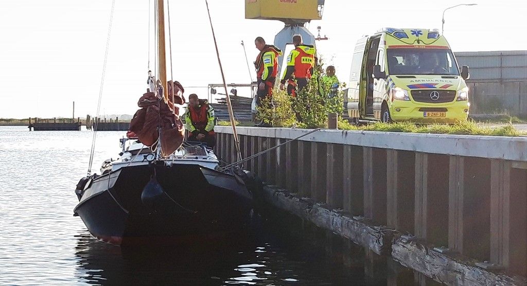 Patient met brandwonden overgedragen aan de ambulancedienst, 21april 2019 KNRM Enkhuizen