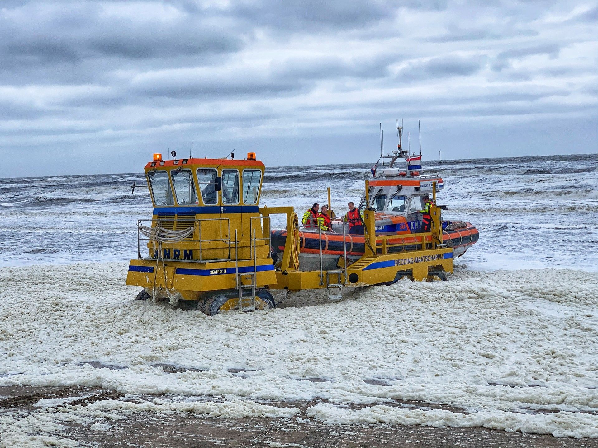 Veel schuim op strand