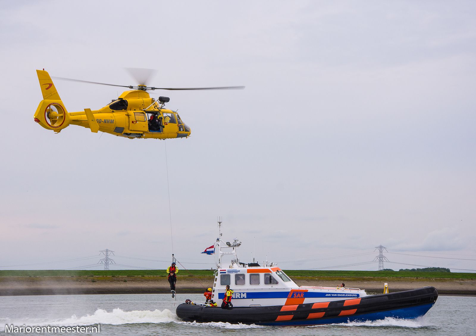 KNRM_Hansweert_Oefening1772020NHVhelikopter_MarioRentmeester10