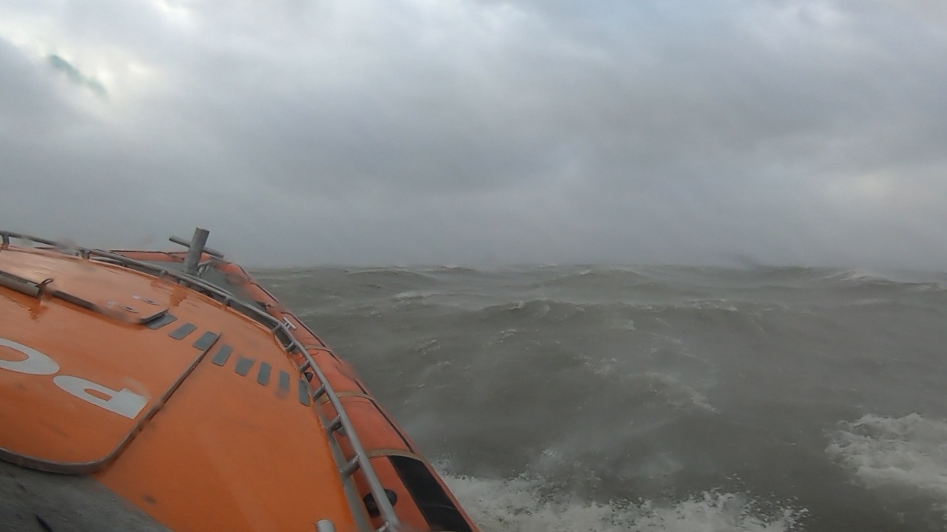 Oefenen in de storm op het IJsselmeer veranderd in hulpverlening. KNRM Enkhuizen