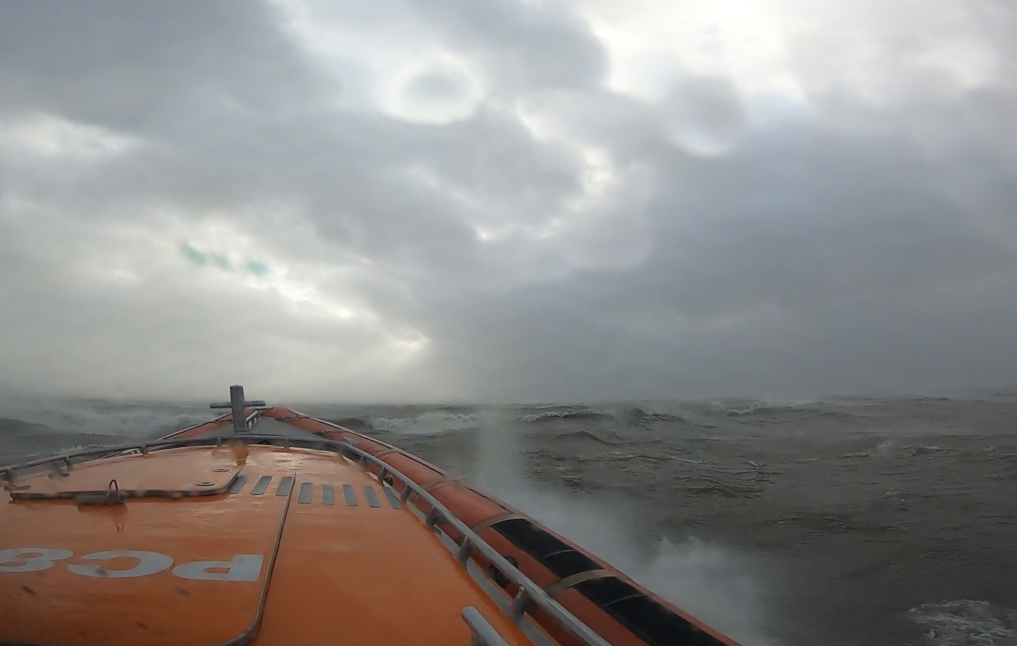 Oefenen in de storm op het IJsselmeer veranderd in hulpverlening. KNRM Enkhuizen