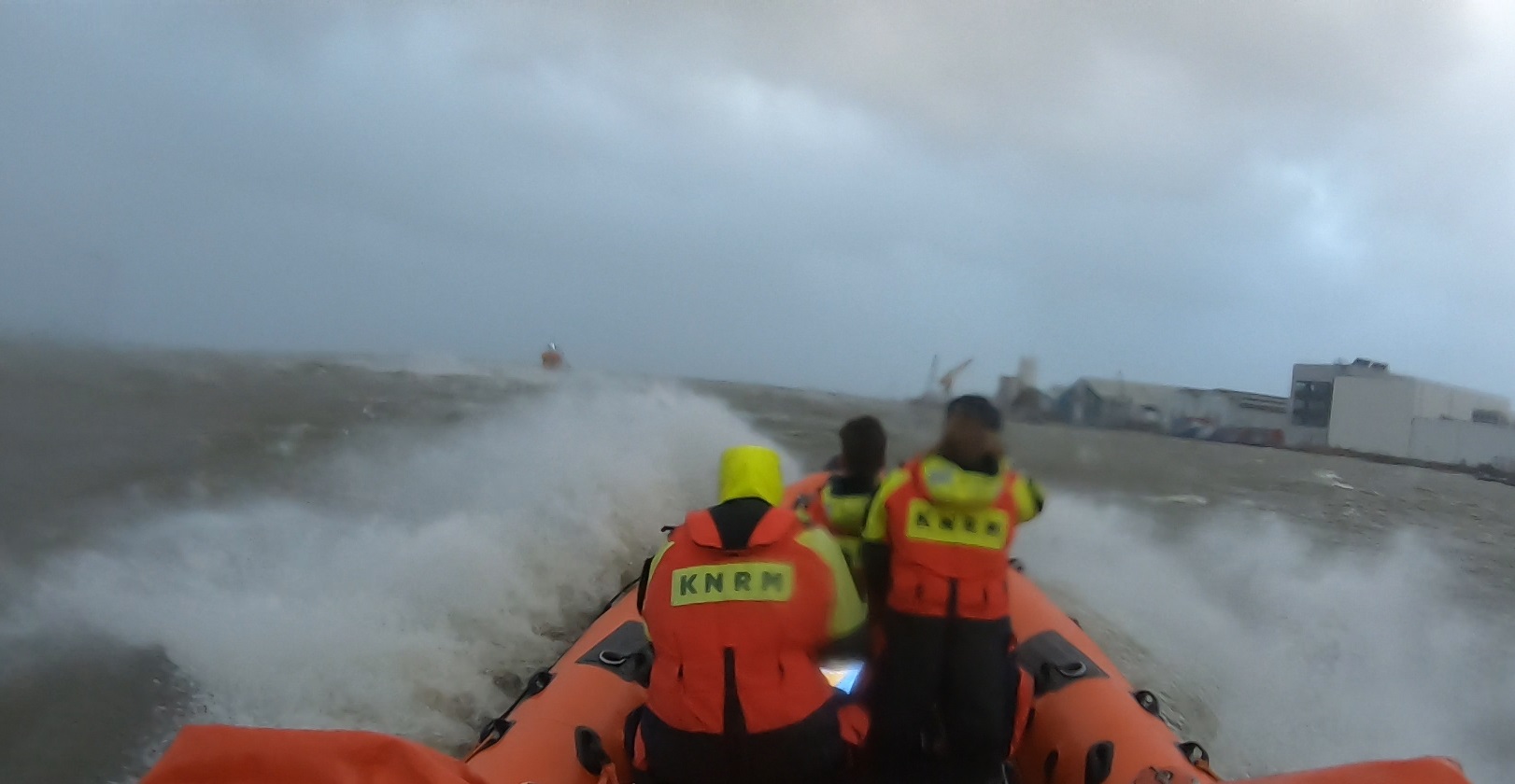 Oefenen in de storm op het IJsselmeer veranderd in hulpverlening. KNRM Enkhuizen