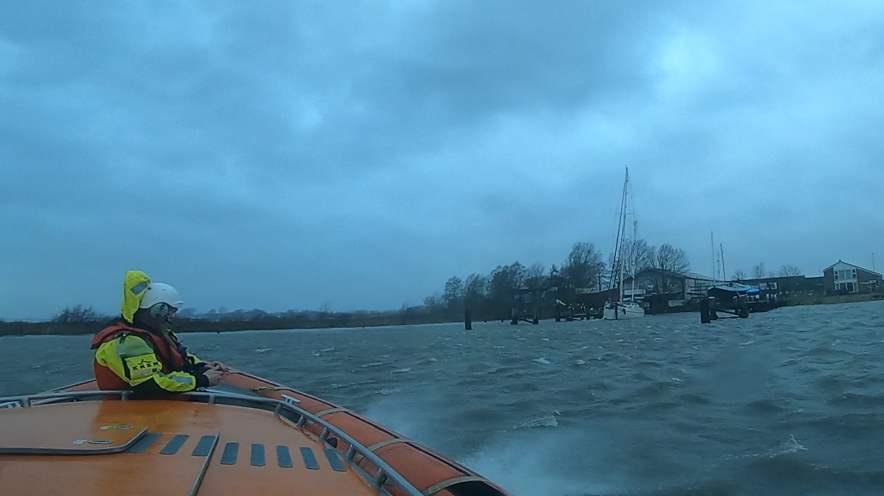 Oefenen in de storm op het IJsselmeer veranderd in hulpverlening. KNRM Enkhuizen