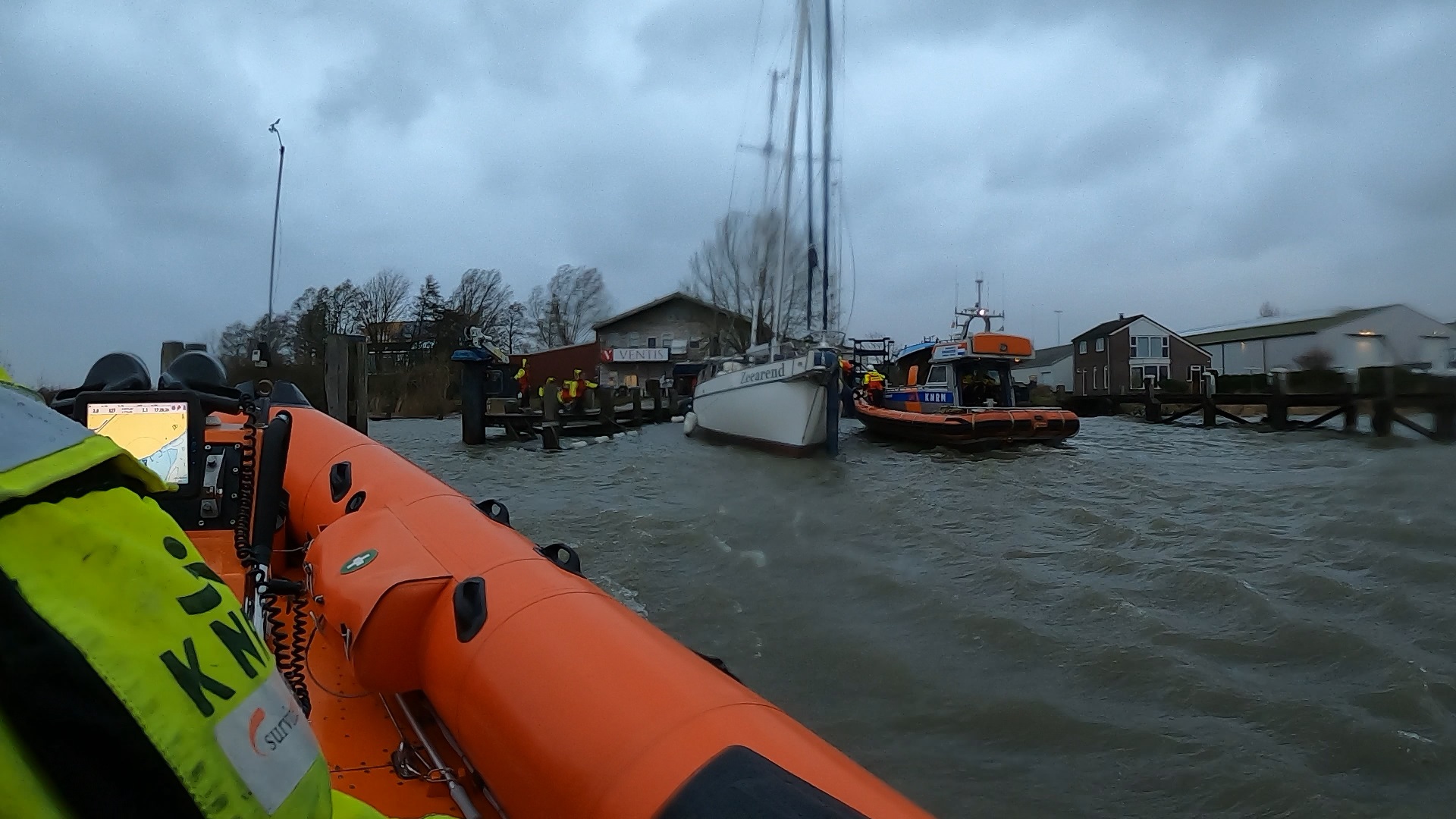 Oefenen in de storm op het IJsselmeer veranderd in hulpverlening. KNRM Enkhuizen