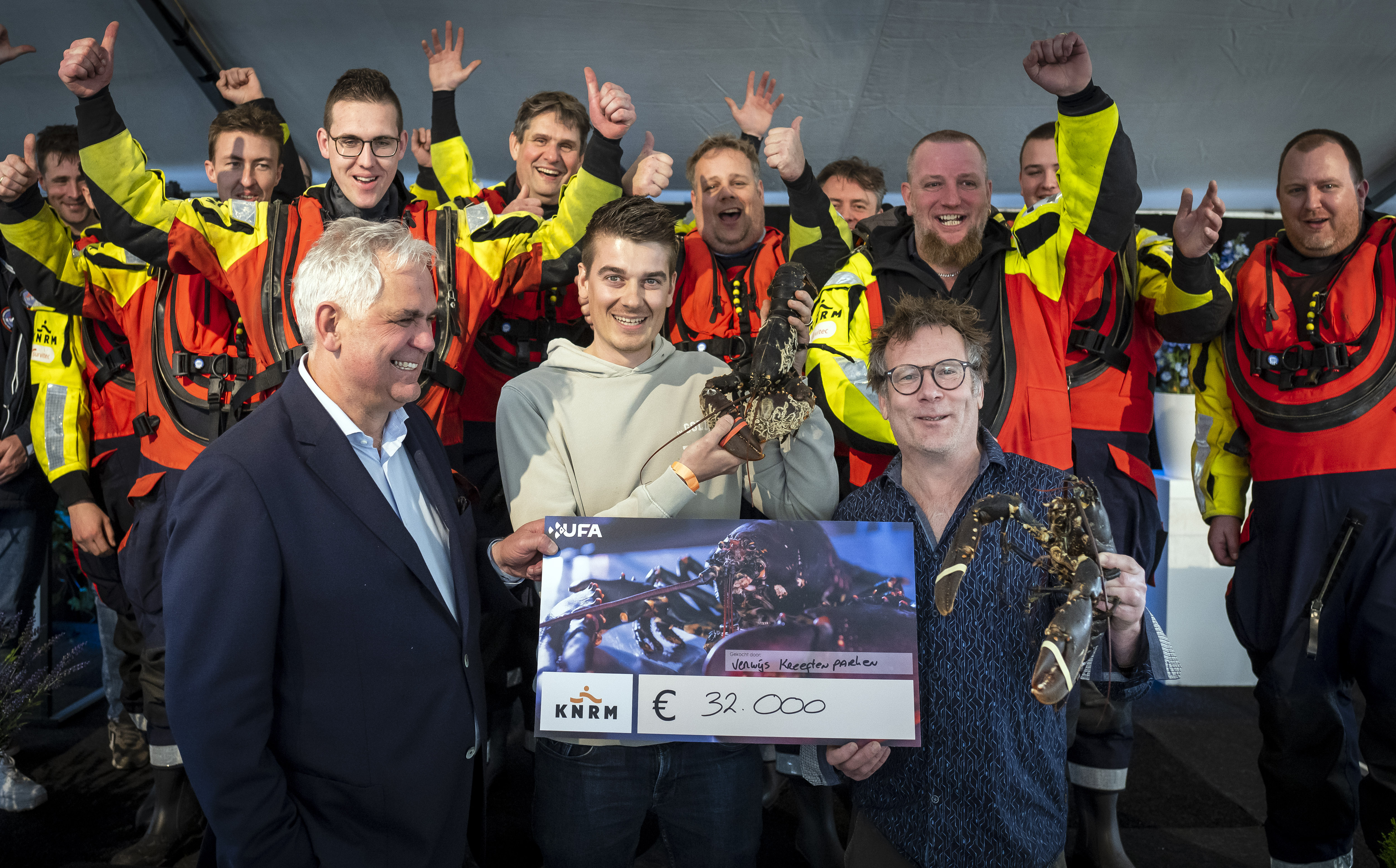 Pieter Verwijs neemt cheque in ontvangst. V.l.n.r. Johan van Nieuwenhuijzen, Pieter Verwijs, Patrick