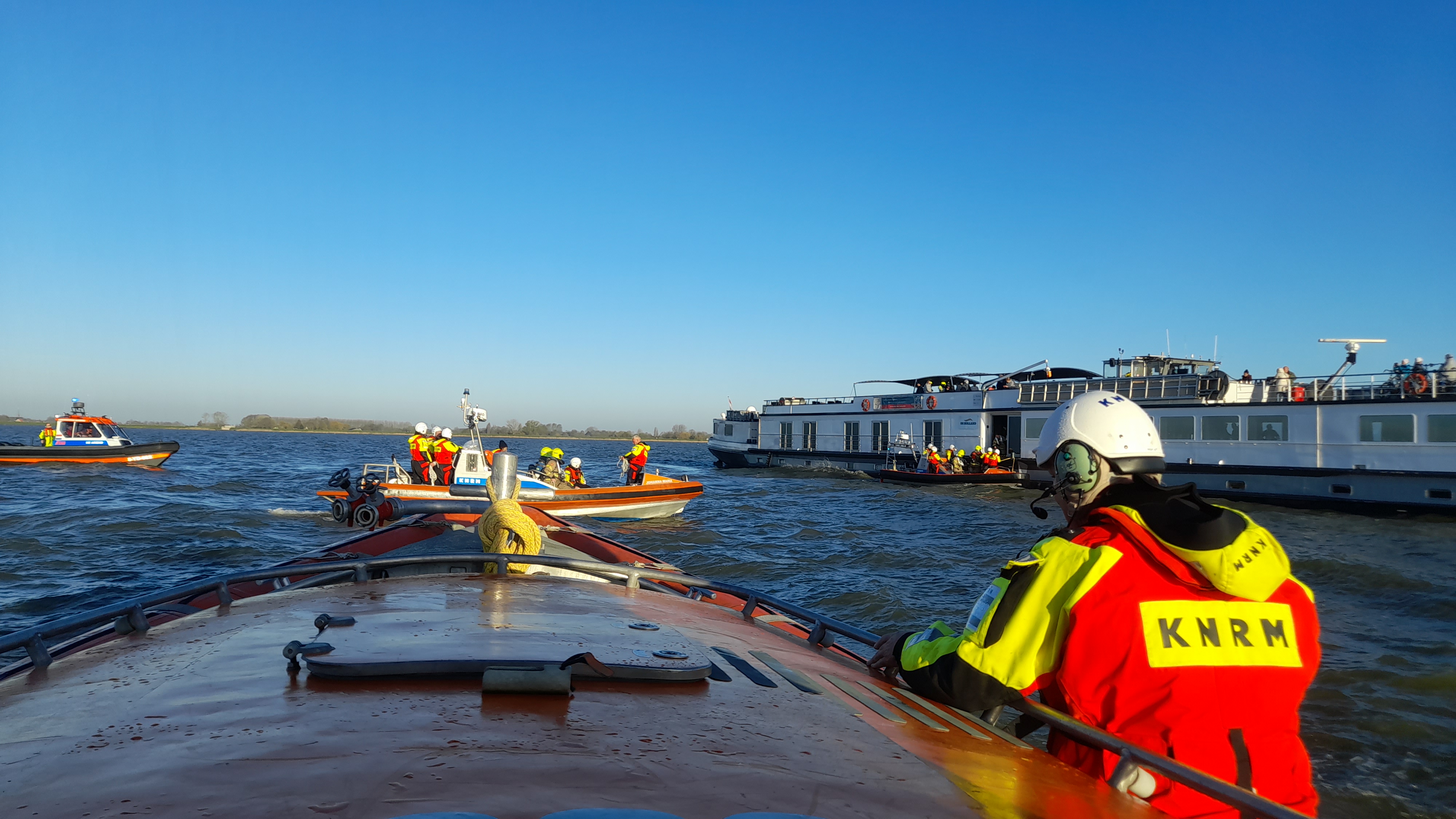 Evacuatie na brand aan boord van passagierschip op het Markermeer