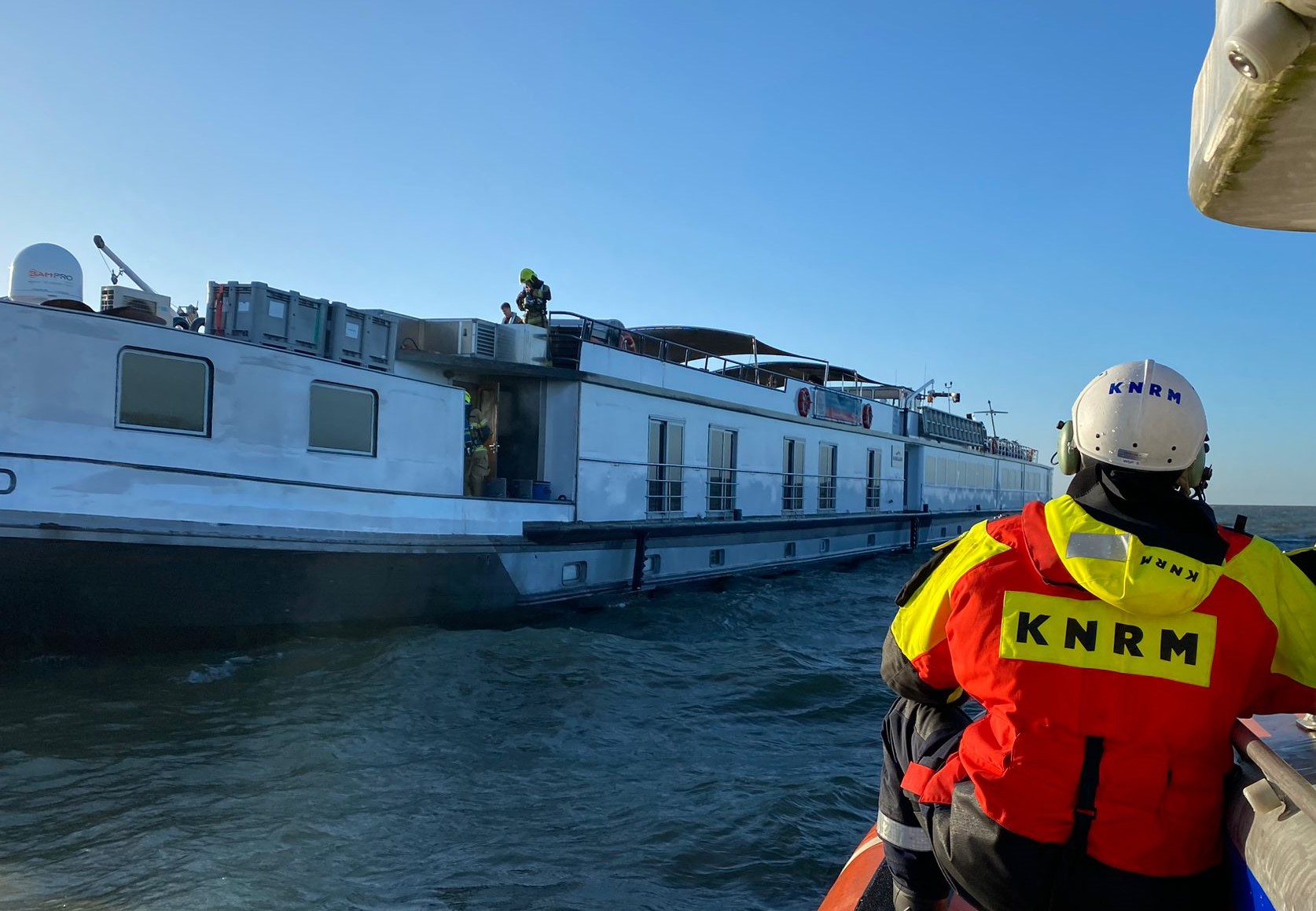 Evacuatie na brand aan boord van passagierschip op het Markermeer