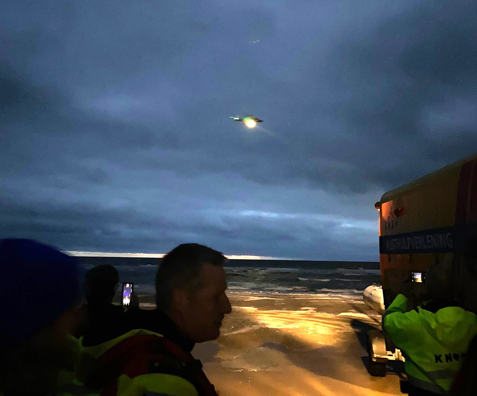 Zoekactie op het strand en vanuit de lucht