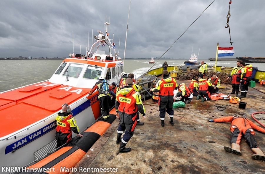 brand-aan-boord-aanvaring-inzet-knrm-en-mirg-eu-8