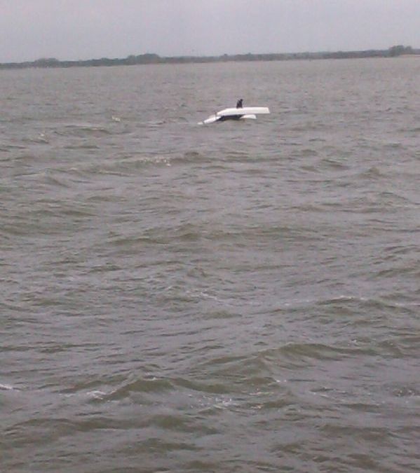 catamaran-zeiler-slaat-overboord-1