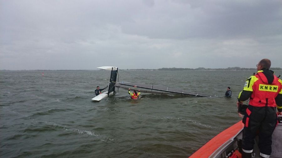 catamaran-zeiler-slaat-overboord-3