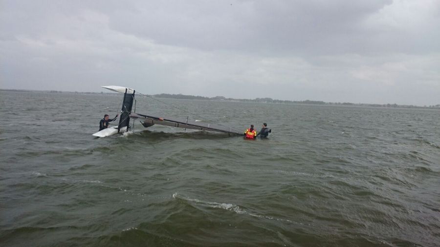 catamaran-zeiler-slaat-overboord-4