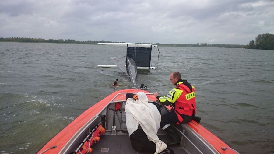 catamaran-zeiler-slaat-overboord-5