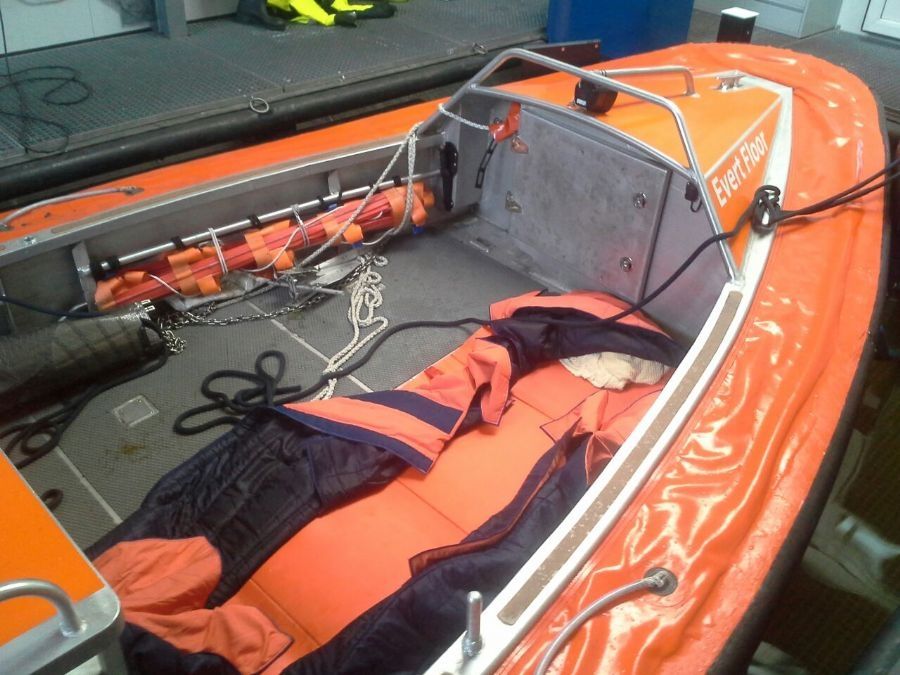 catamaran-zeiler-slaat-overboord-7