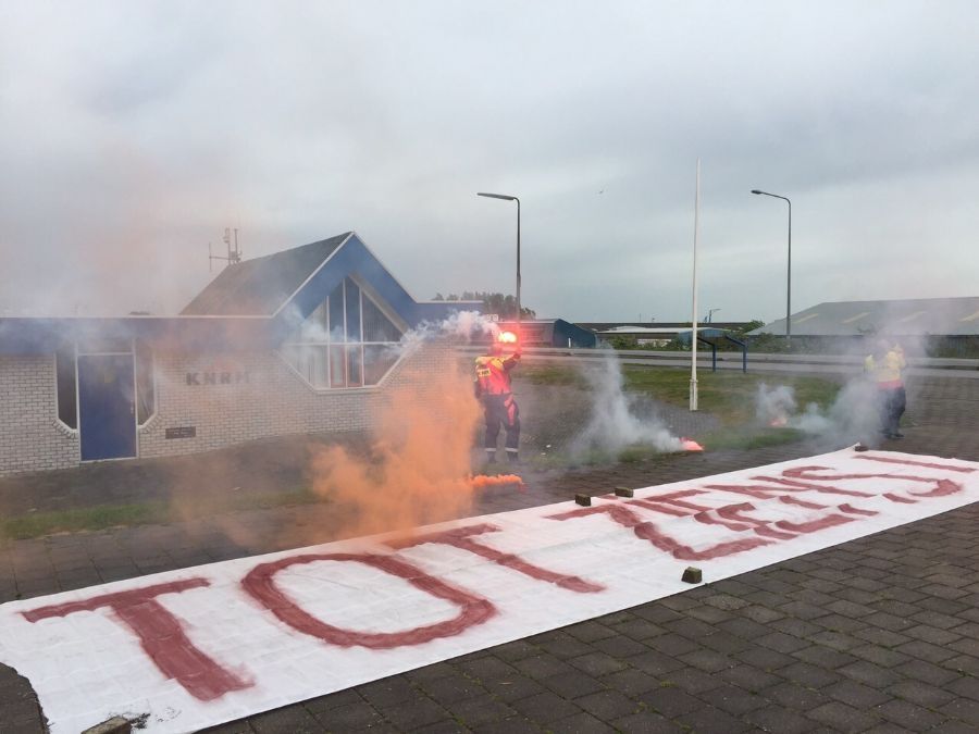 directeur-vliegt-langs-45-reddingstations-voor-afscheidsgroet-12