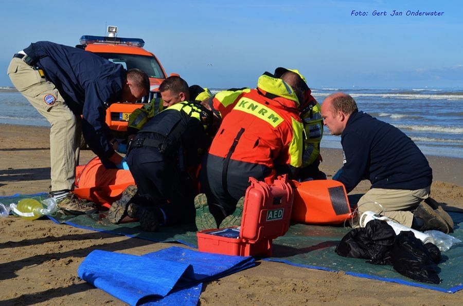 drenkeling-gered-uit-noordzee-3