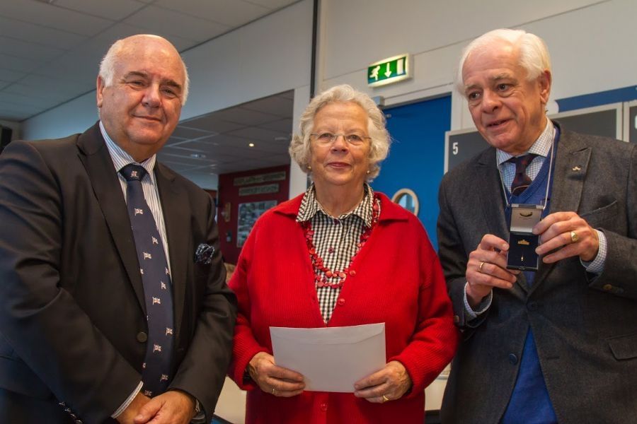 glunderende-gezichten-van-trouwe-donateurs-2